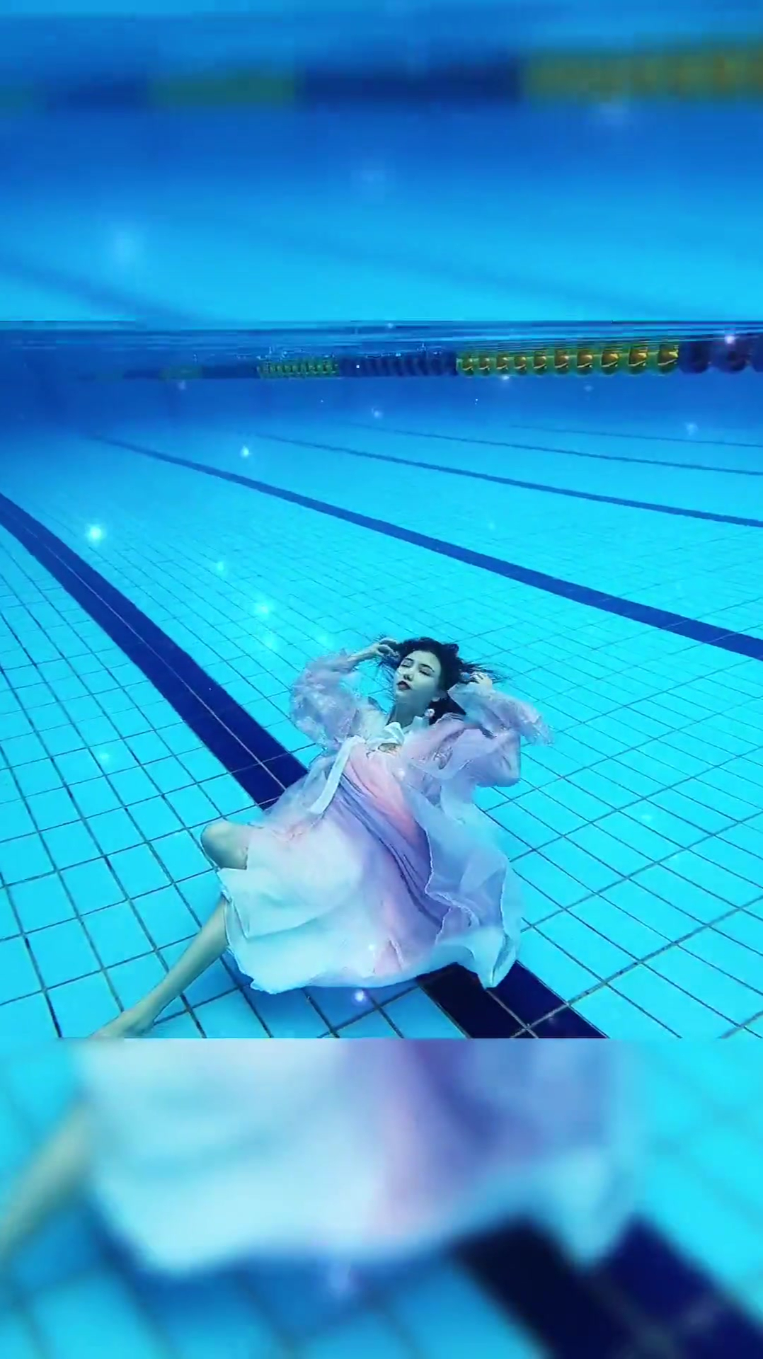 泳池里的一幕小姐姐身穿汉服下水简直惊为天人