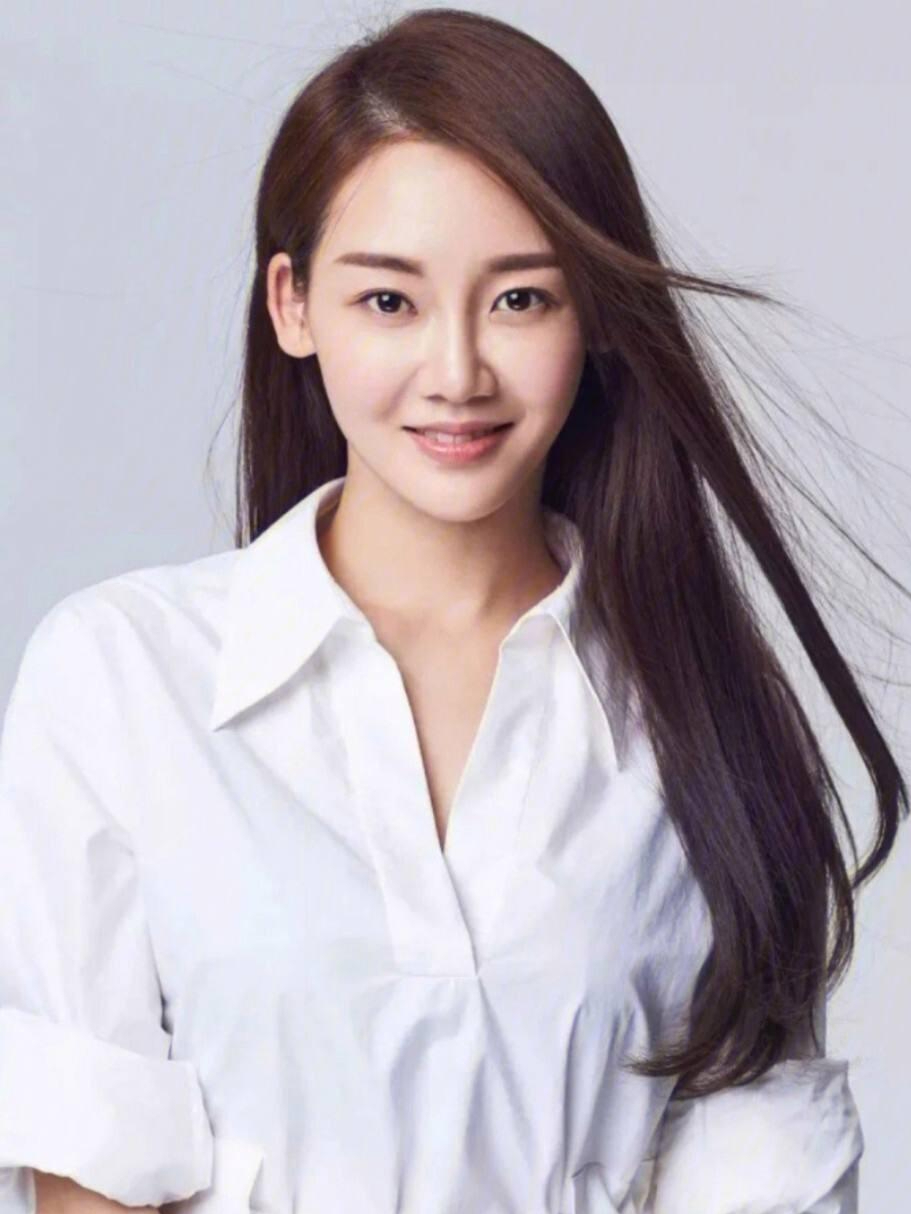 谁说鼻子高才出美人?这9位小鼻子,塌鼻子的女星,个个精致可爱