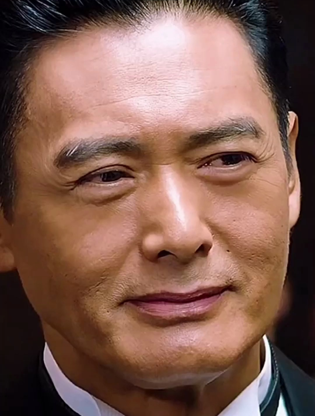 周润发,透在骨子里的帅和酷,动作超潇洒,眼睛深邃迷人!-度小视