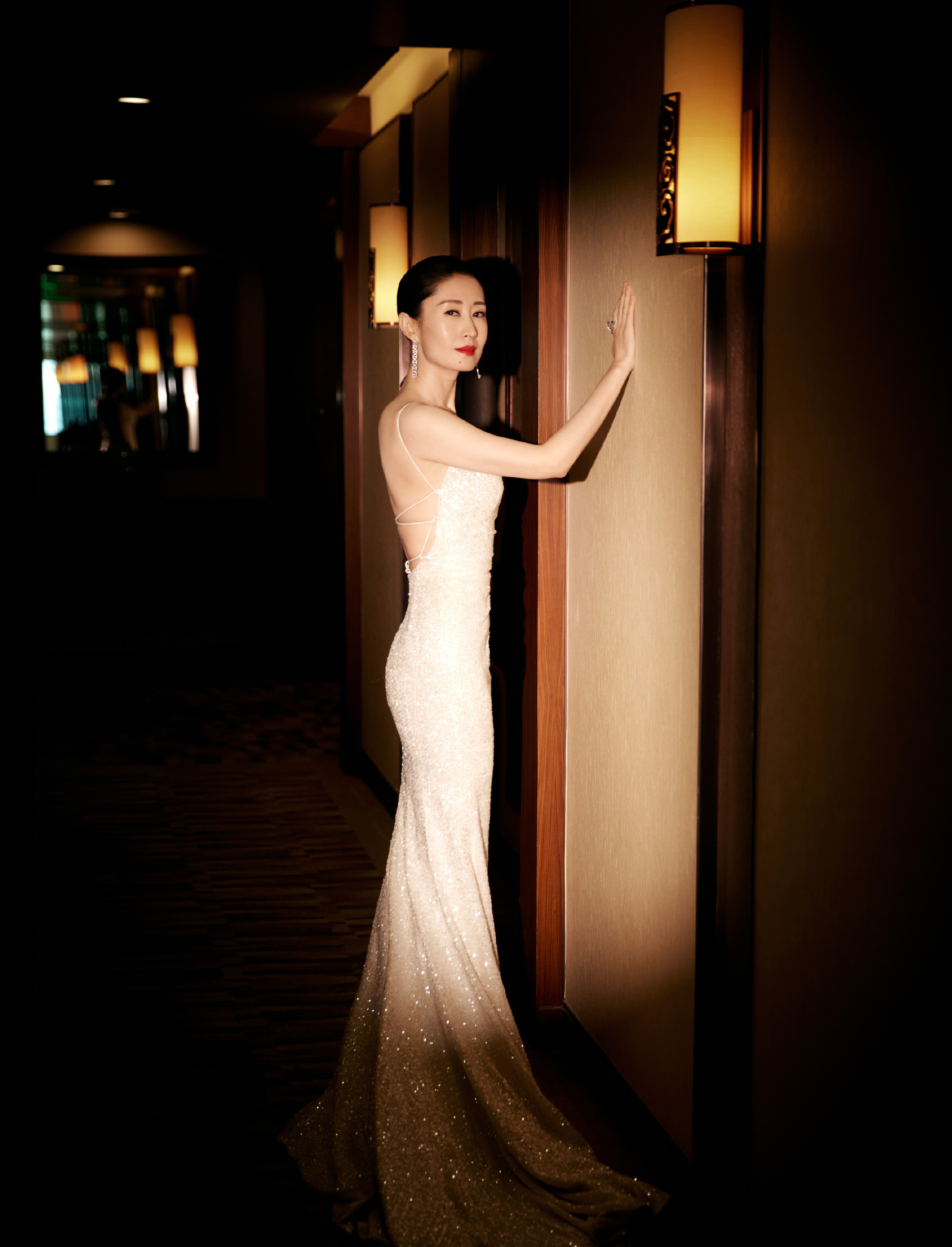 刘敏涛的"熟女"气质太迷人,穿星光吊带裙优雅成熟,双腿太修长