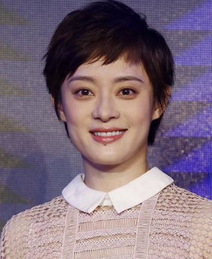 1982年,孙俪出生于上海,小时候孙俪的家境并不富裕,父母离婚后,懂事也