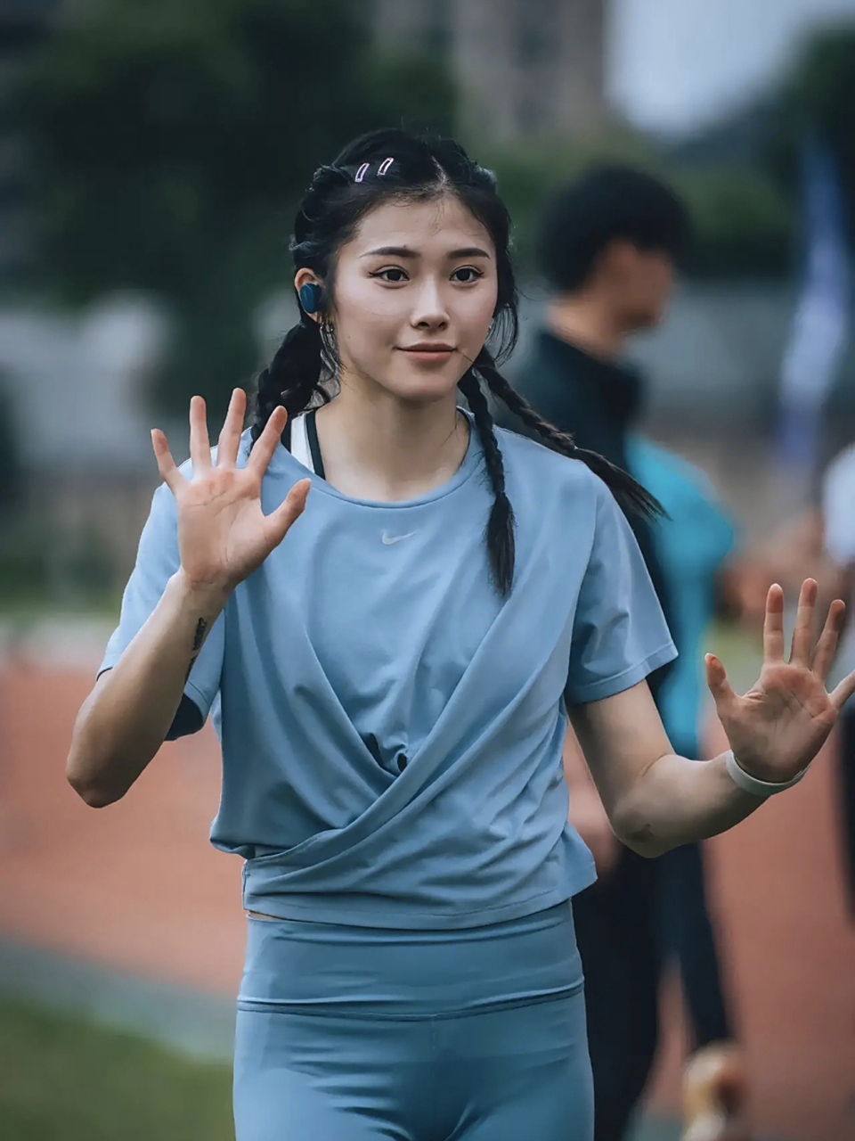 亚运会穿搭小能手 | 奔跑的时尚达人 吴艳妮 蓝黑