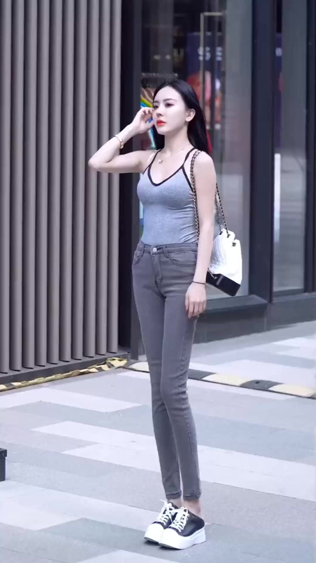 街拍气质女神,好身材展现得淋漓尽致!