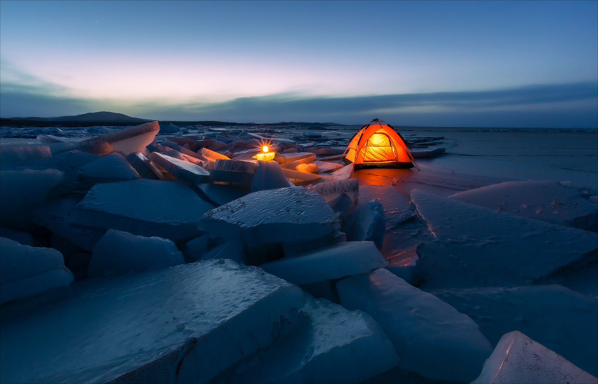 那些冬天才有的美景# 雪地露营是一种在雪地上搭建帐篷或搭建雪屋,并