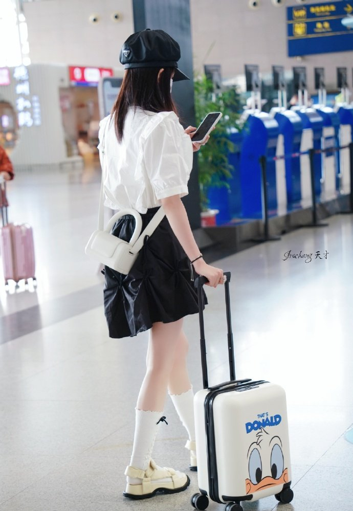 白鹿带火一种夏季穿搭:"棉袜 凉鞋",优雅又俏皮,好吸睛