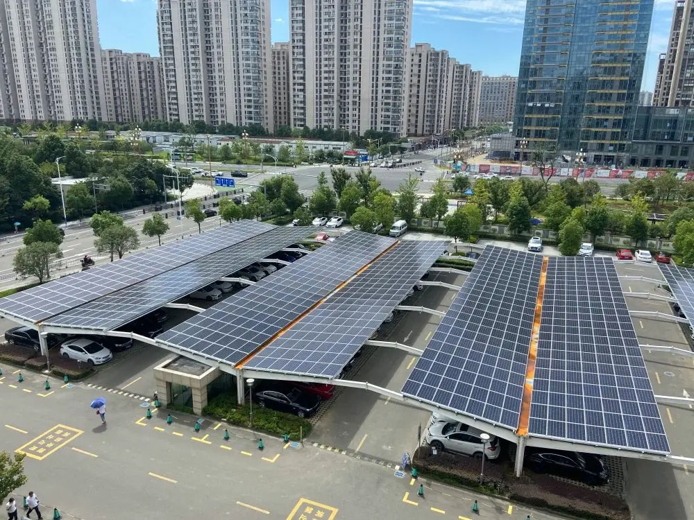 以岭药业3.8兆瓦光伏车棚正在施工安装中,光伏车棚特点介绍