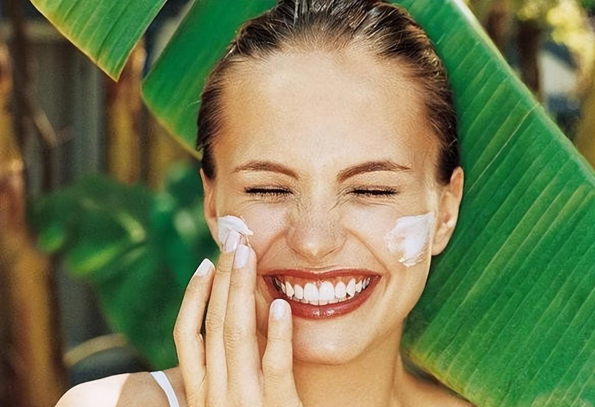 看"宋轶"涂防晒霜做法,才发现自己一直涂错了,现在学习还不晚