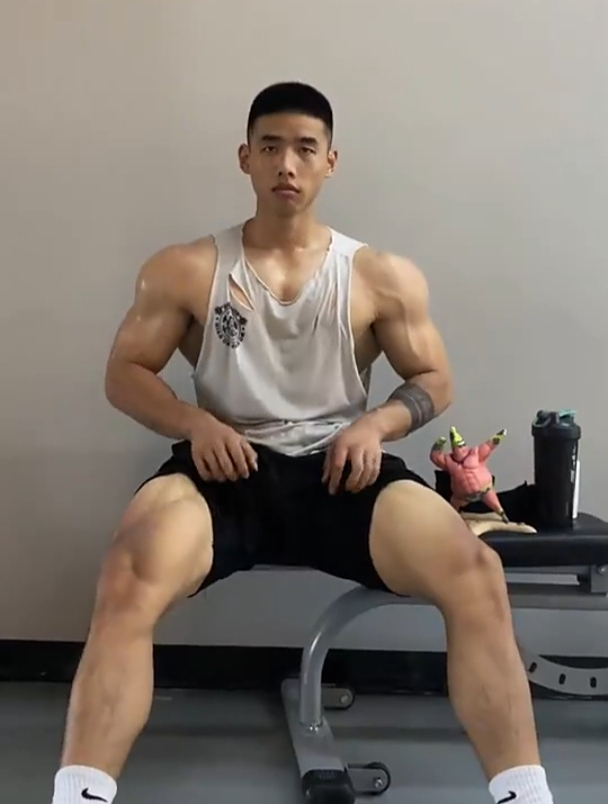 寸头黑皮体育生展示健硕好身材,麒麟臂霸气生猛,一身腱子肉好酷