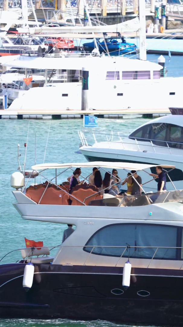 小姐姐体验游艇生活,太热情了,给大哥整的都不好意思了