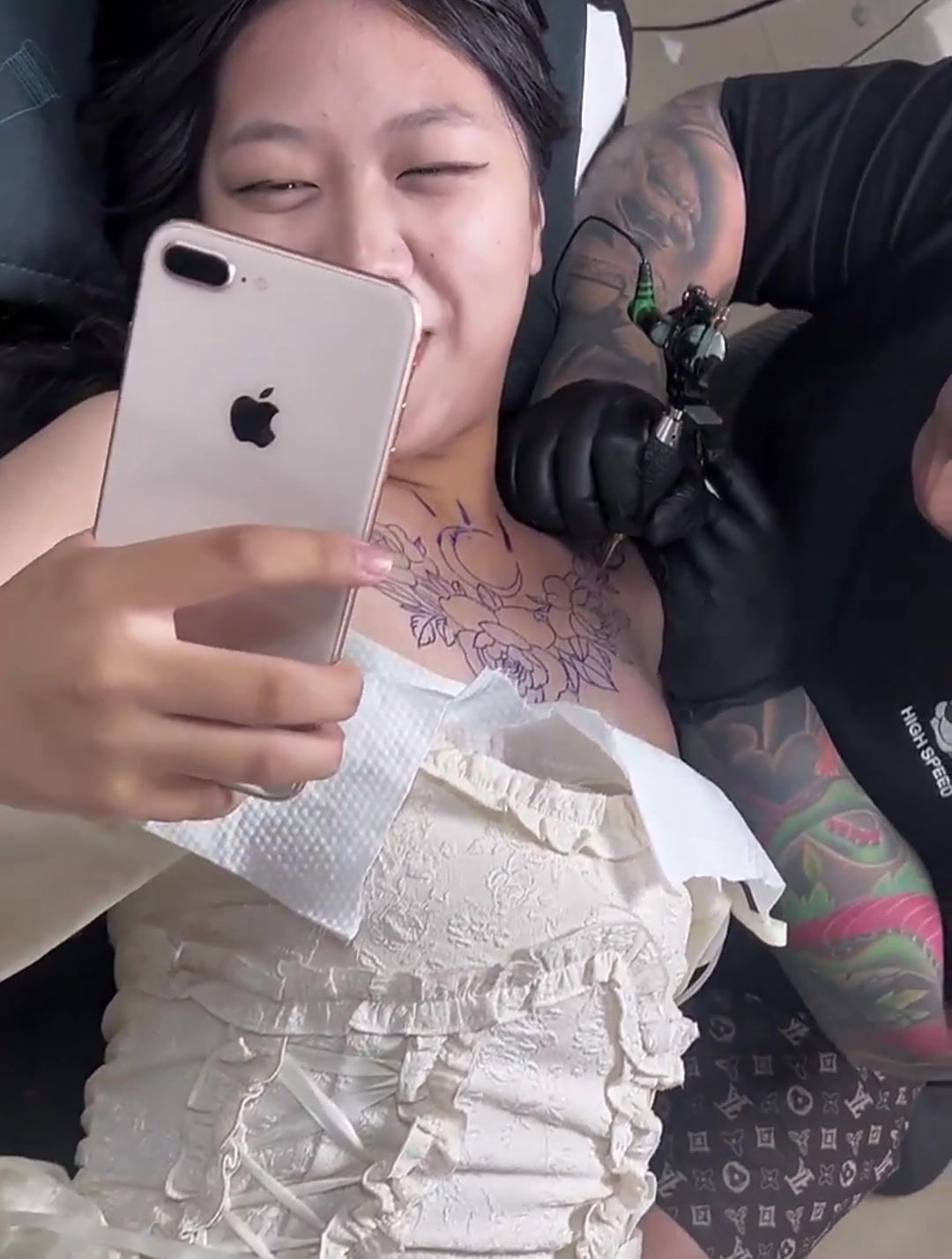 小姐姐为了变美豁出去了,在胸前纹满纹身,妈见打系列!