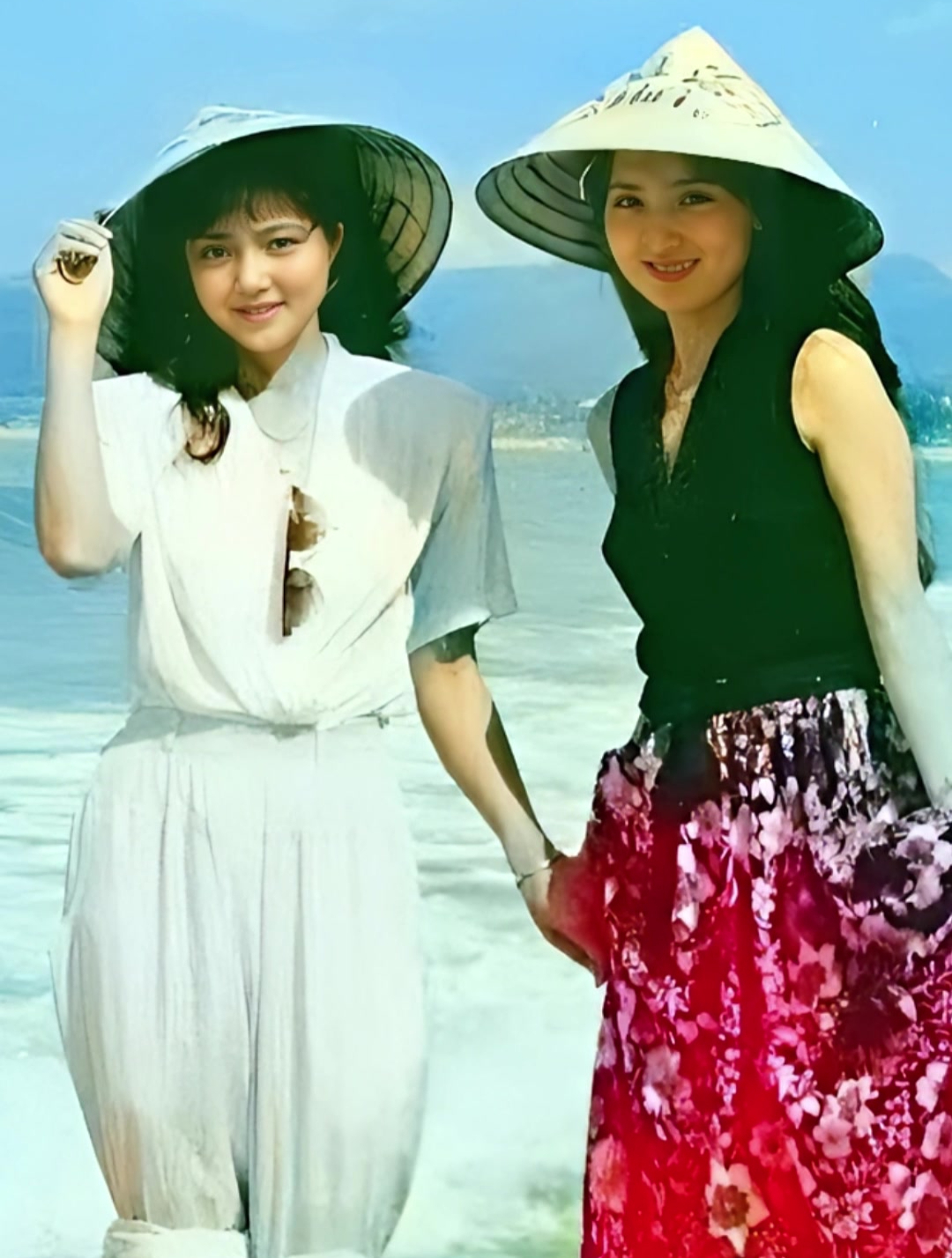 90年代海南沙滩,陈晓旭和张莉的合照,两人在红楼梦拍摄中结缘