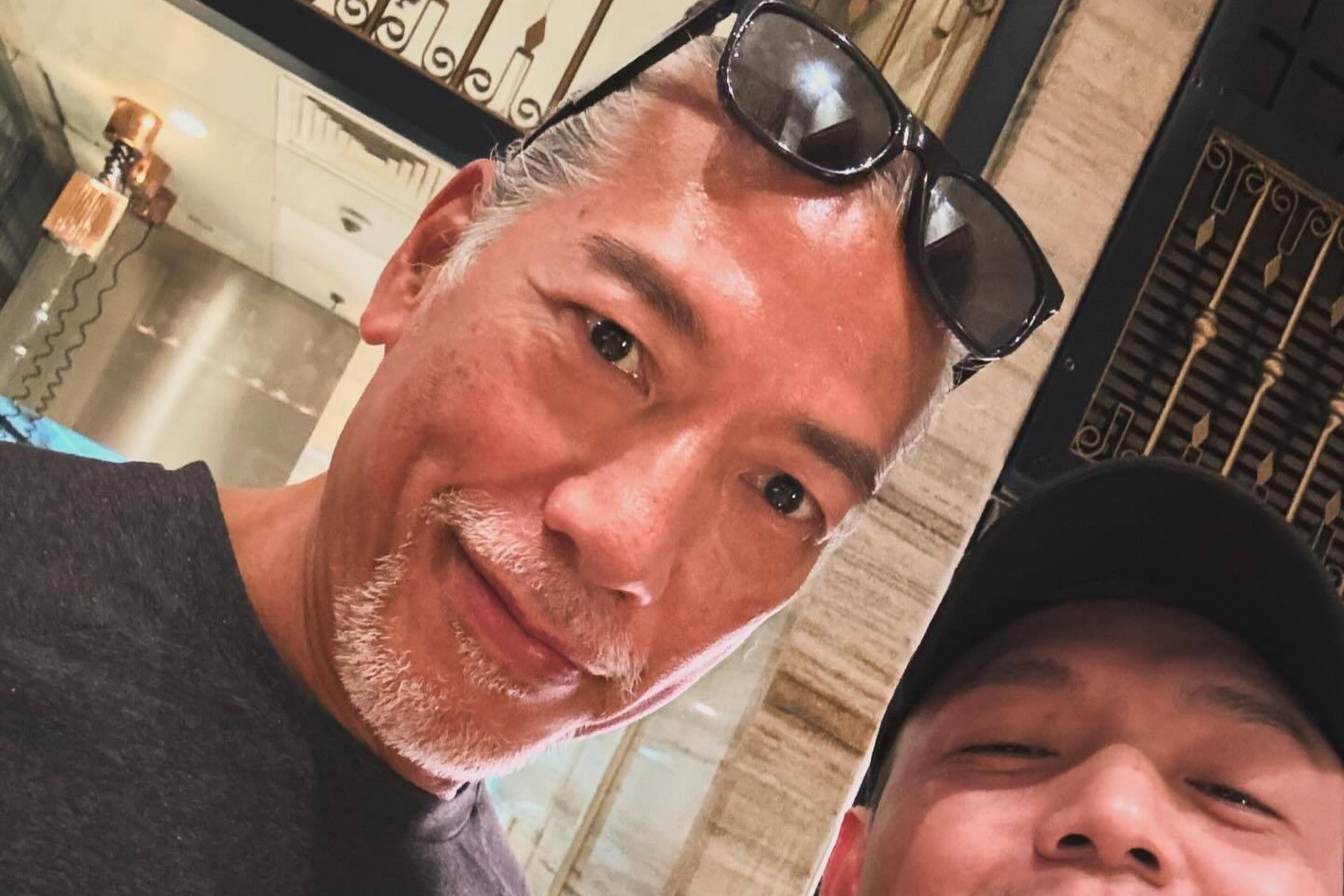 张耀扬以一头白发形象出现,体魄结实,气势非凡,被誉为"越老越有型".