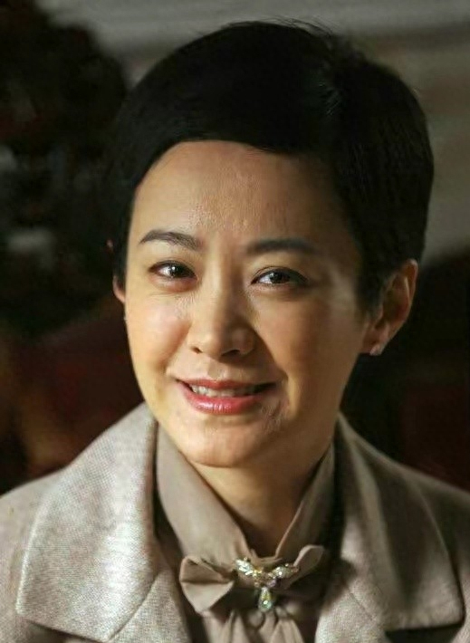 是娱乐圈里面人人羡慕的模范夫妻,被大自己13岁的丈夫何群宠成小公主