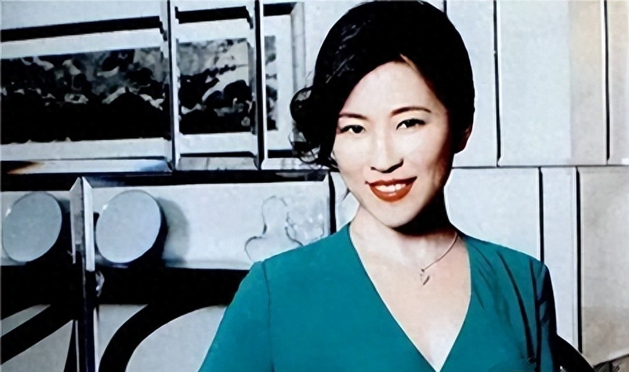 回顾吴冰她爆红时退役卷走国内44亿逃亡美国如今怎样了