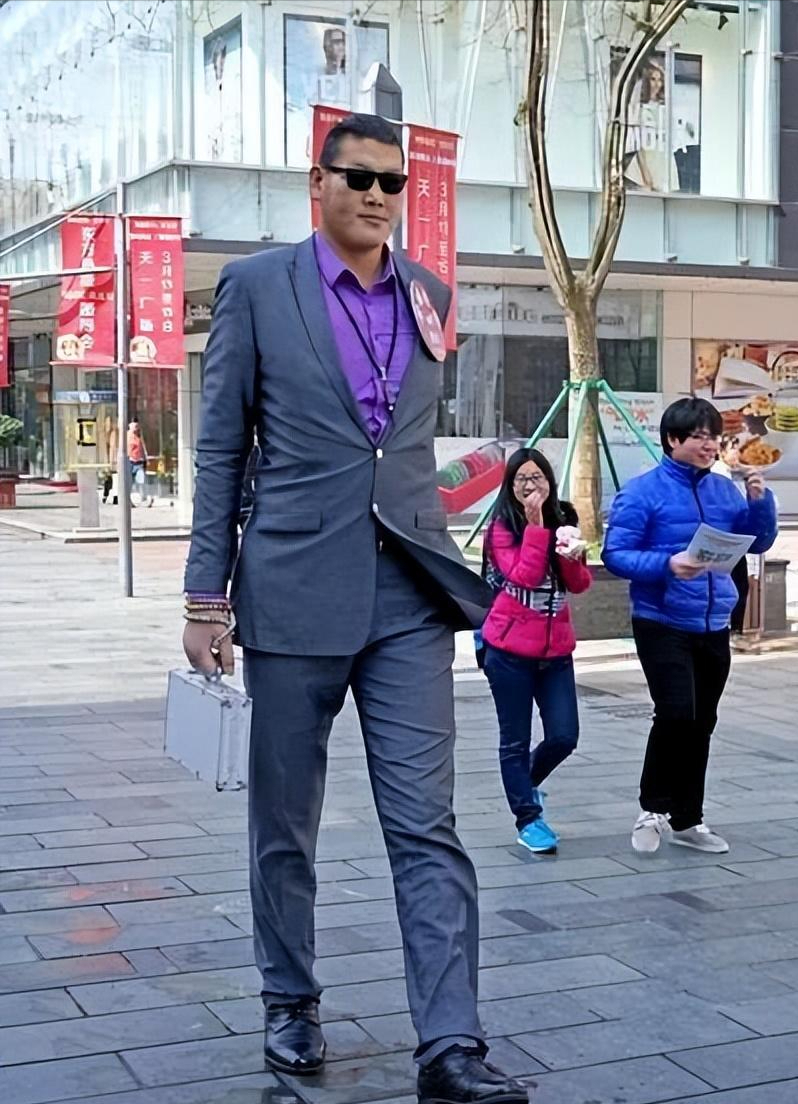 回顾"亚洲巨人"张欢:身高2.38米,被姚明视为"接班人",如今怎样了?