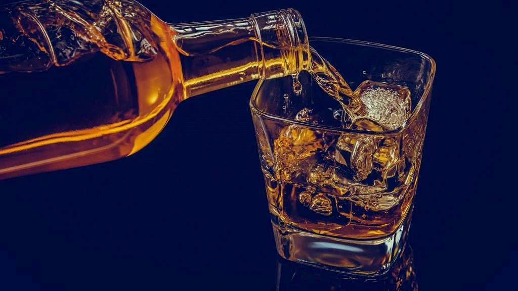 许我一杯烈酒,敬你皓月长空;许我一杯淡酒,敬你风花雪月