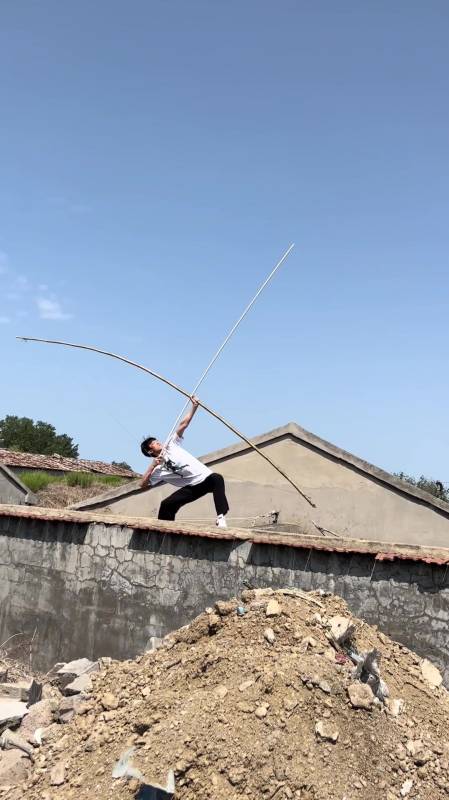 古有成吉思汗弯弓射大雕,今有张国伟弯弓做傻雕,真是沙雕射沙雕