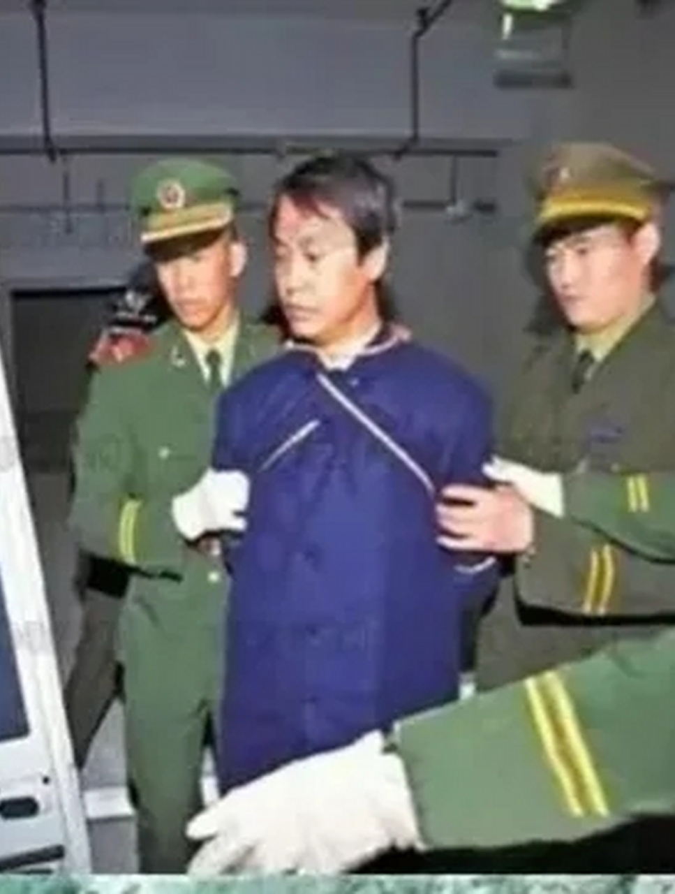 90年代第一悍匪之称的张君被捕全过程执行死刑画面曝光04