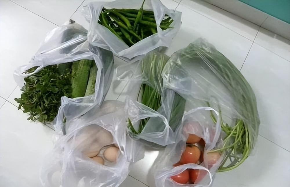 医生直言:买菜回来后,千万别把装菜塑料袋放冰箱!别没病找病!