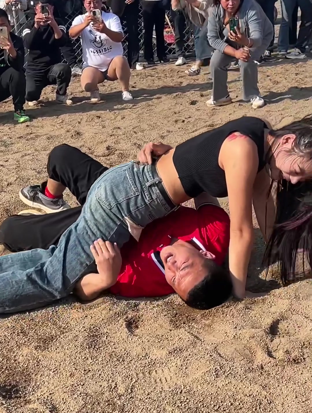 农村男女混合摔跤比赛,十一这美女太妖娆了,男人都想来抱抱