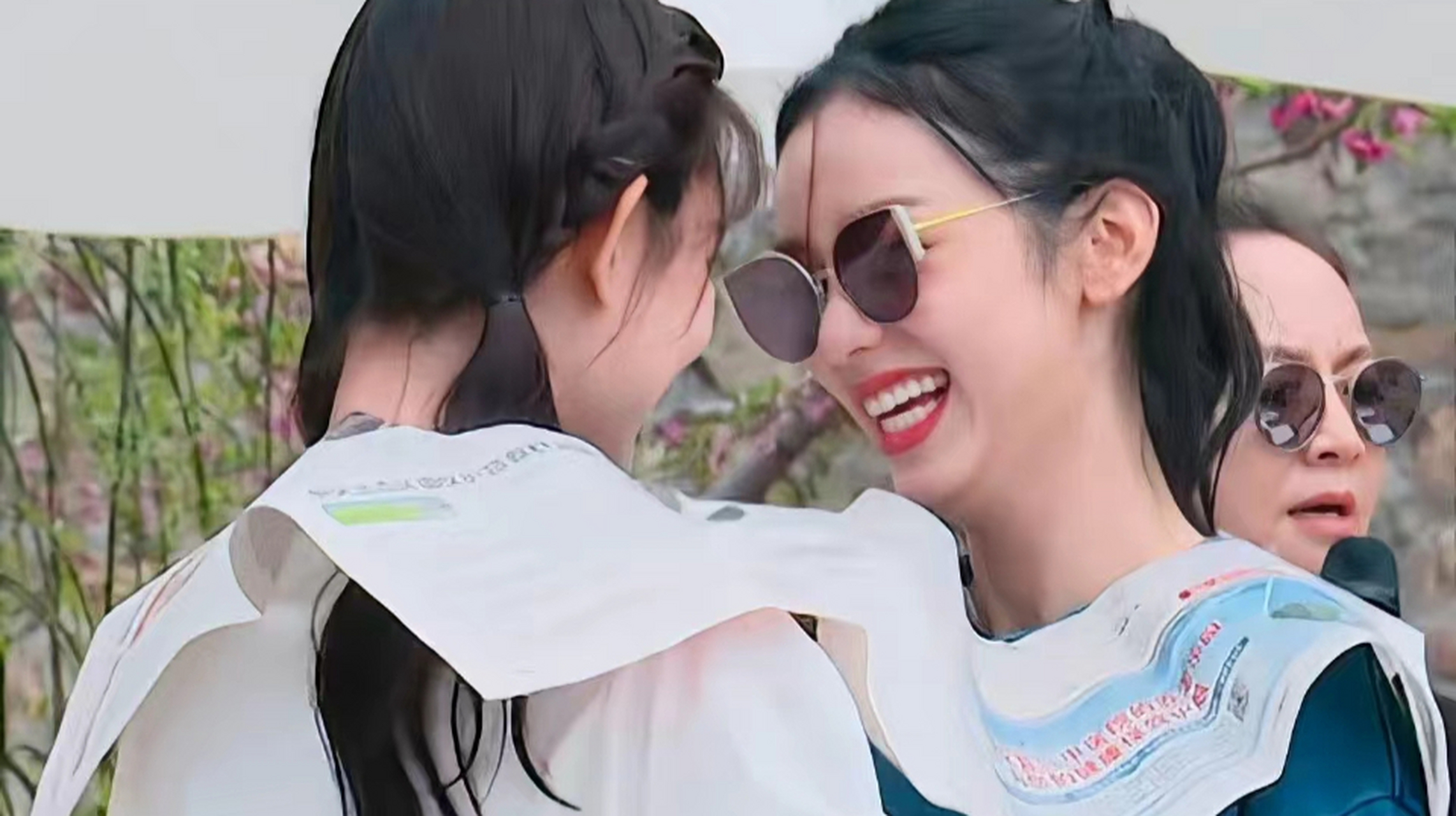 孟子义哄睡周也后,偷偷起床去打牌,在也子睡醒前偷偷回来睡觉!