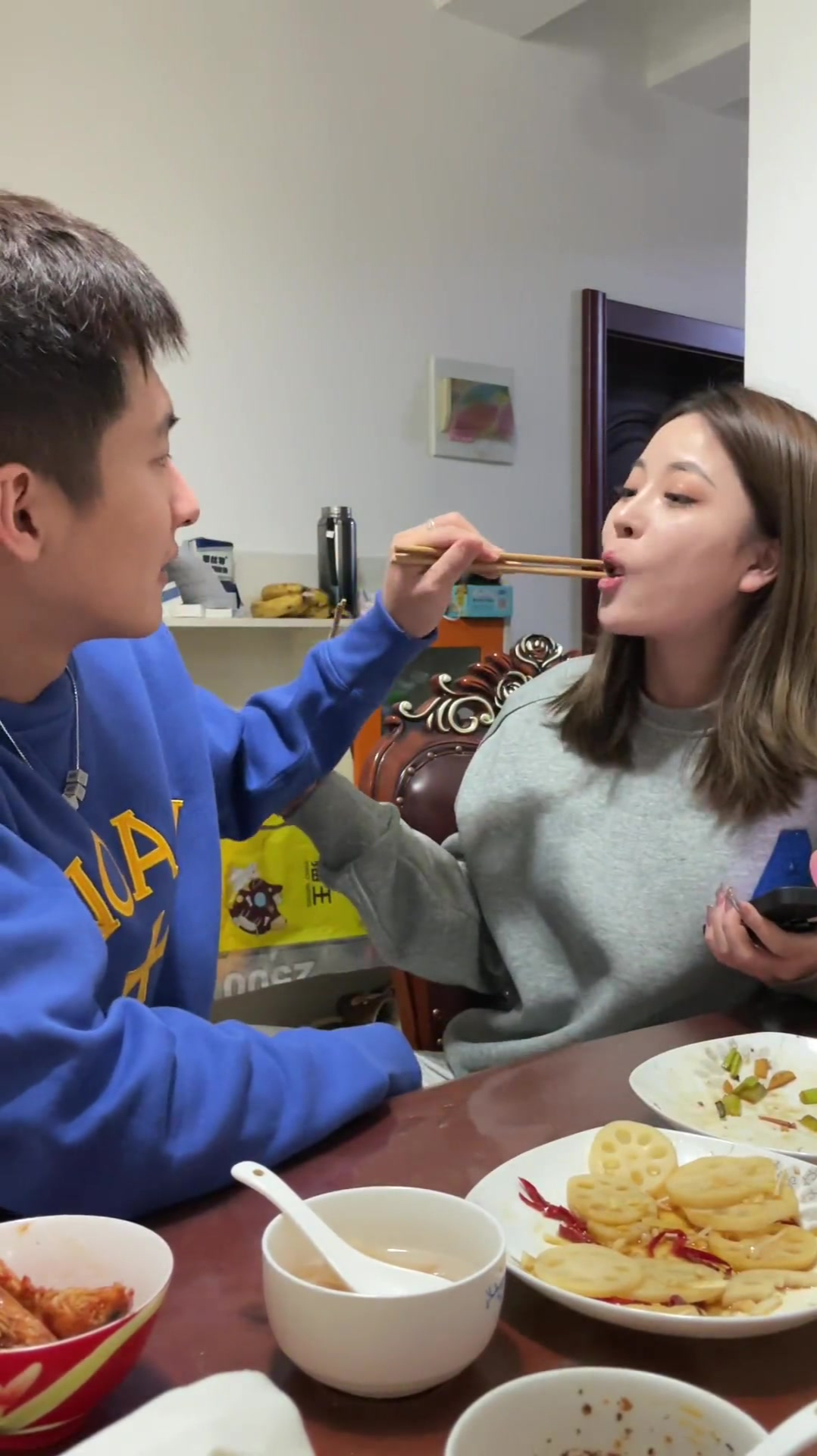 搞笑情侣日常喂饭时亲亲被妈妈撞见的尴尬瞬间你也有吗