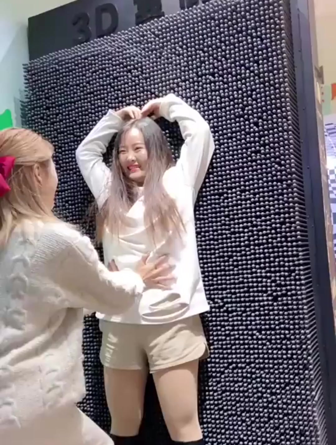 微胖的小姐姐挑战网红海绵,接下来的一幕,谁看谁尴尬!