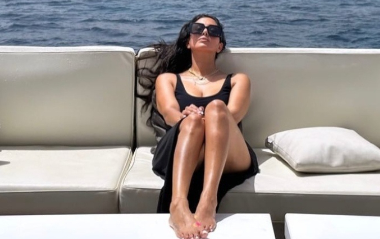 瓦妮莎出海度假,露美腿享日光浴!瘦回极致臀腰曲线,变年轻了