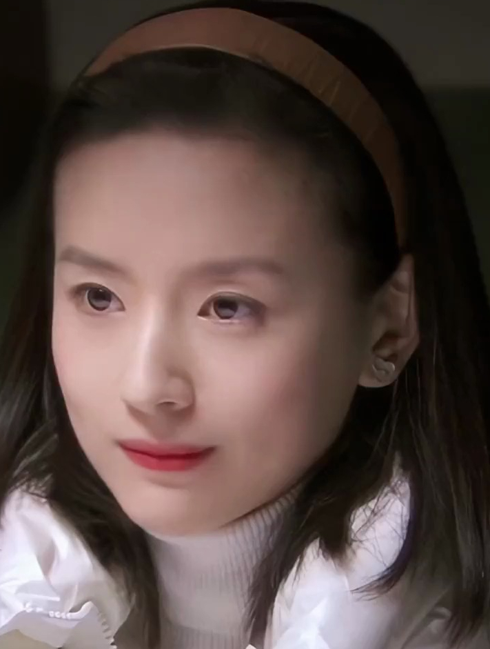 相爱十年里的董洁太美了,怎么会有人穿军大衣都这么好看-度小视