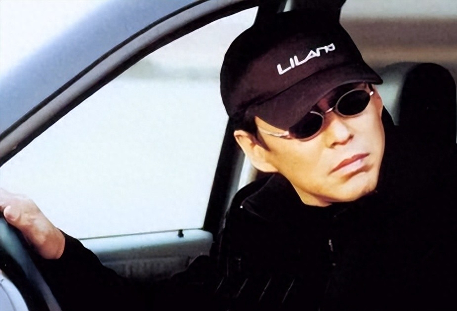 68岁陈道明被偶遇穿500元真丝t头发胡子已全白膝盖伤痕明显