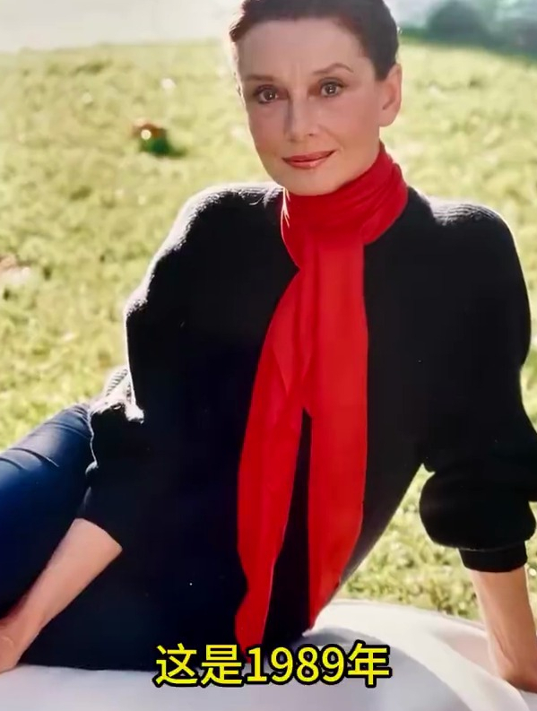 这是1989年,60岁的奥黛丽·赫本在家中花园席地而坐