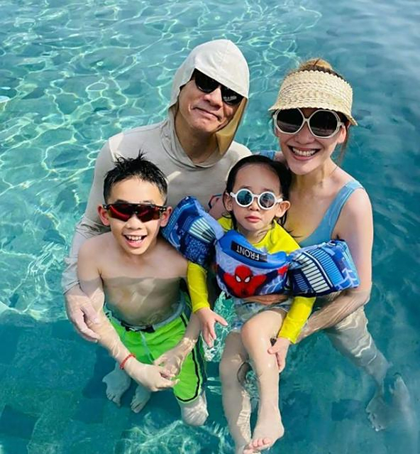 陈小春应采儿一家四口出游,大儿子越长越帅,小儿子留长发引争议