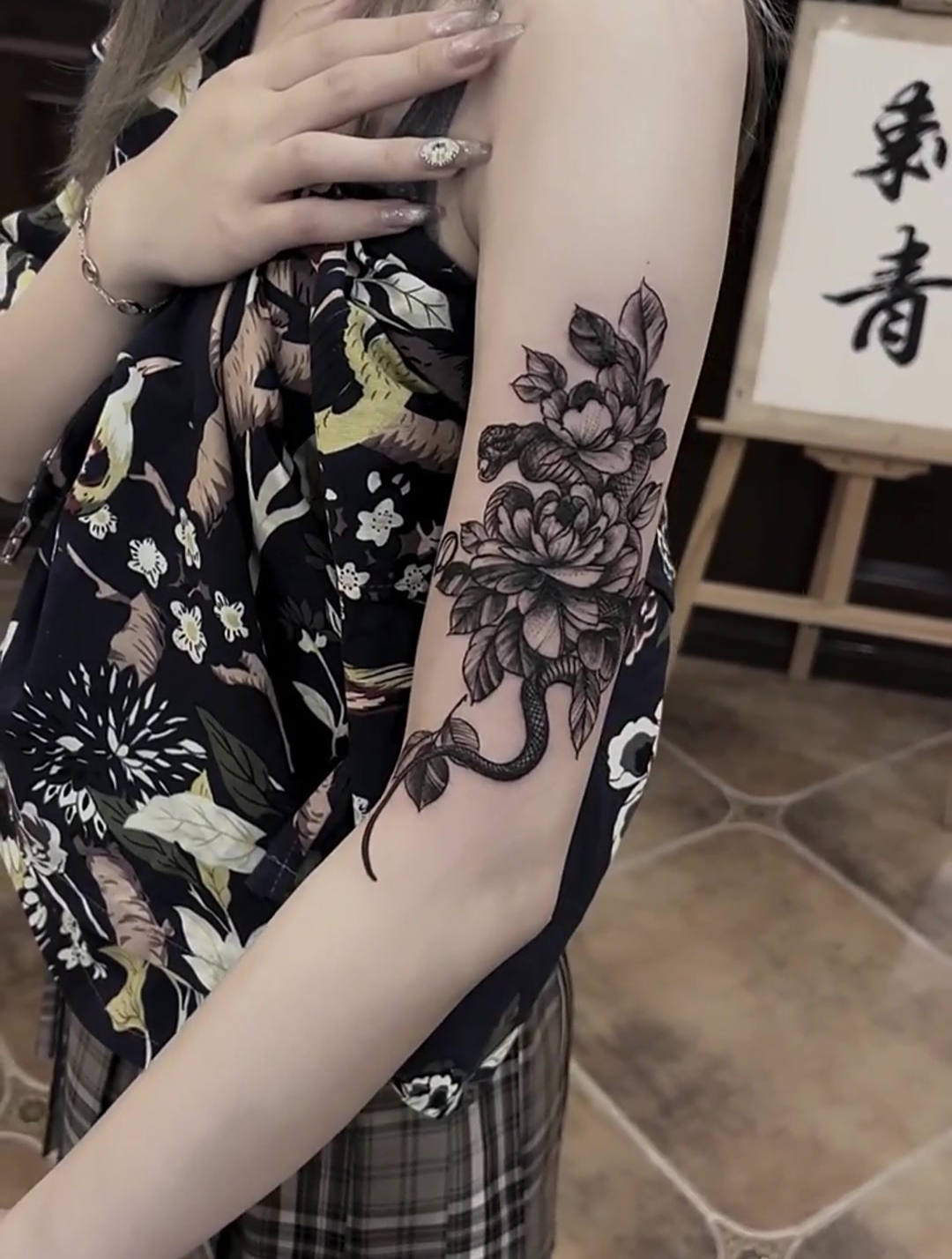 小姐姐为了变美真的拼了,在手臂上纹身,妈见打系列