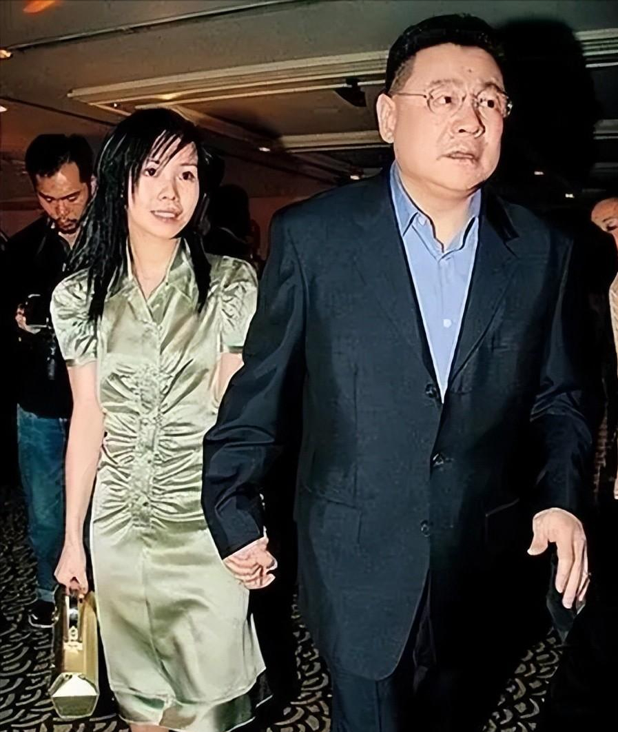 回顾:布局15年,分走刘銮雄七百亿身家原形毕露,网友直呼:手段高明