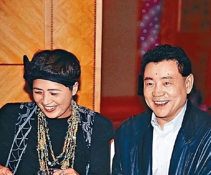 在留学期间,刘銮雄就认识到第一位妻子宝咏琴,二人算是门当户对,一拍