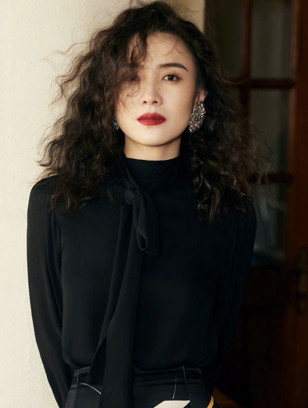 宋佳新造型,羊毛卷大波浪很酷,人像印花裙子很有个性