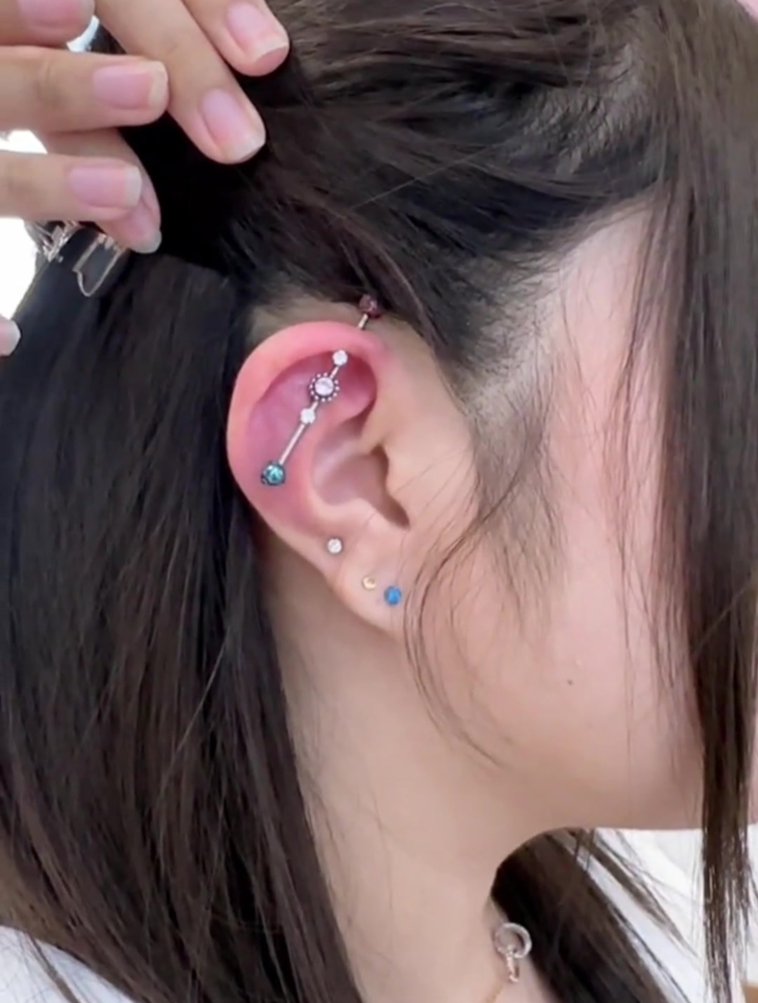 小姐姐的耳桥钉闪亮亮的很漂亮就是有点心疼周围都红了