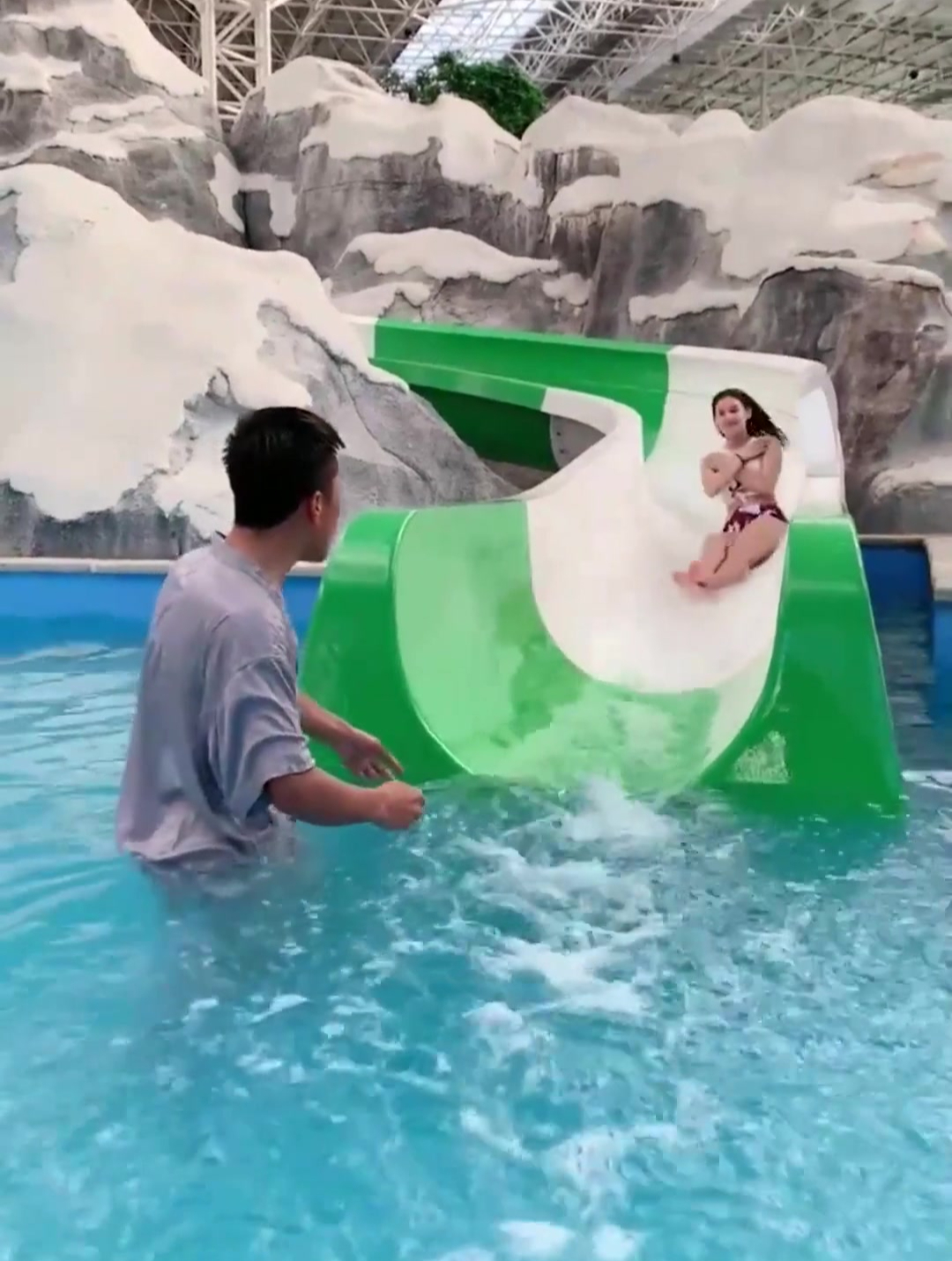 水上乐园拍到的,接下来的一幕,最羡慕的是救生员!