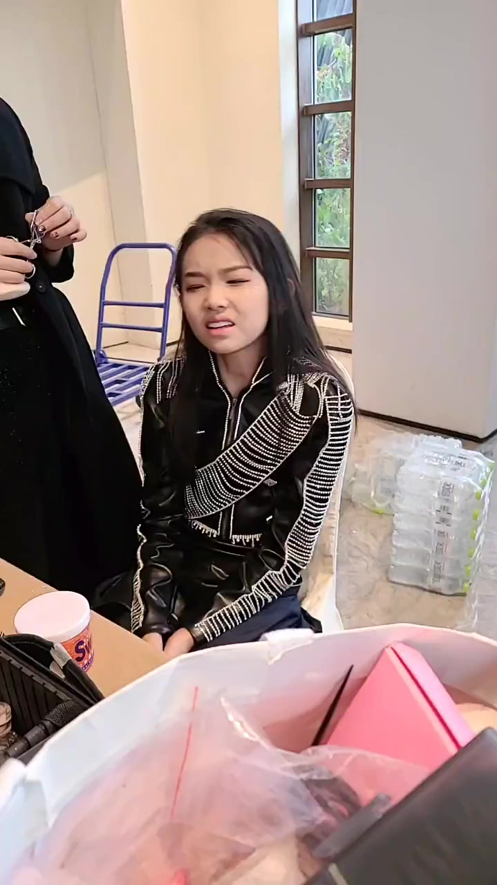 宋小睿这是怎么了,一脸不情愿,还是听化妆师的吧