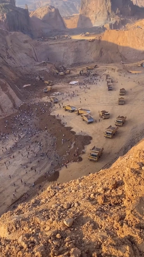 缅甸翡翠矿区场面太壮观!卡车排队看不到头,原石在这遍地都是