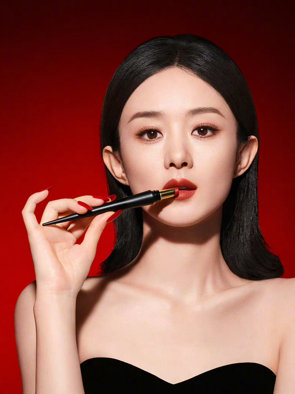 红美甲与黑裙里极致对比,颖姐气场拉满. 唇红炙热,气场冷冽.