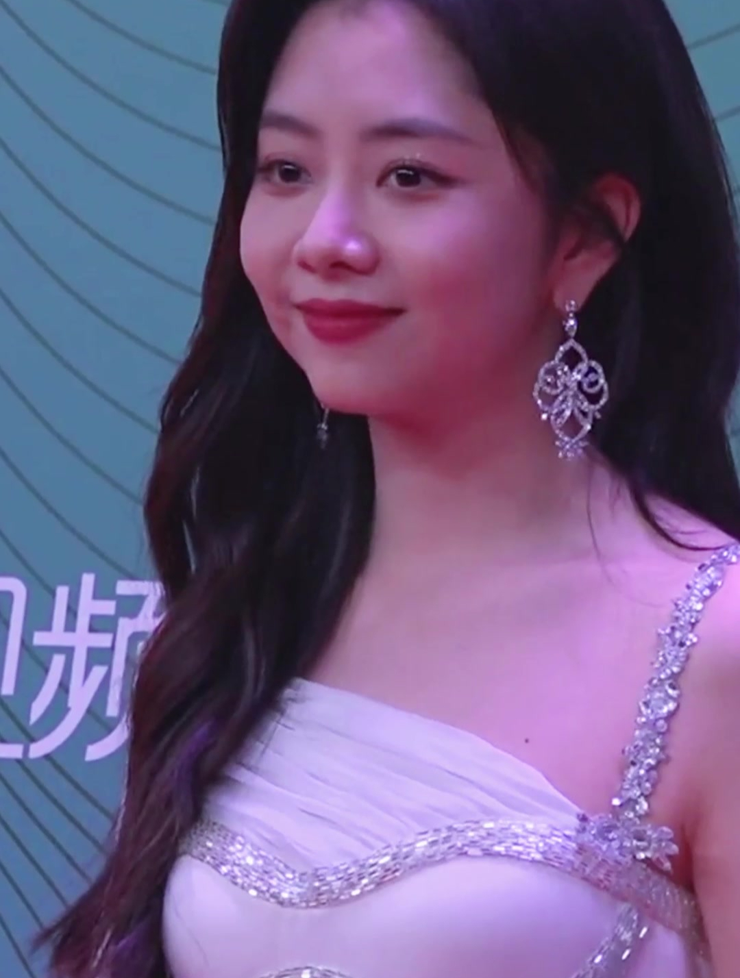 谭松韵直播.被无美颜滤镜的原相机抓拍后,32岁的颜值太真实了