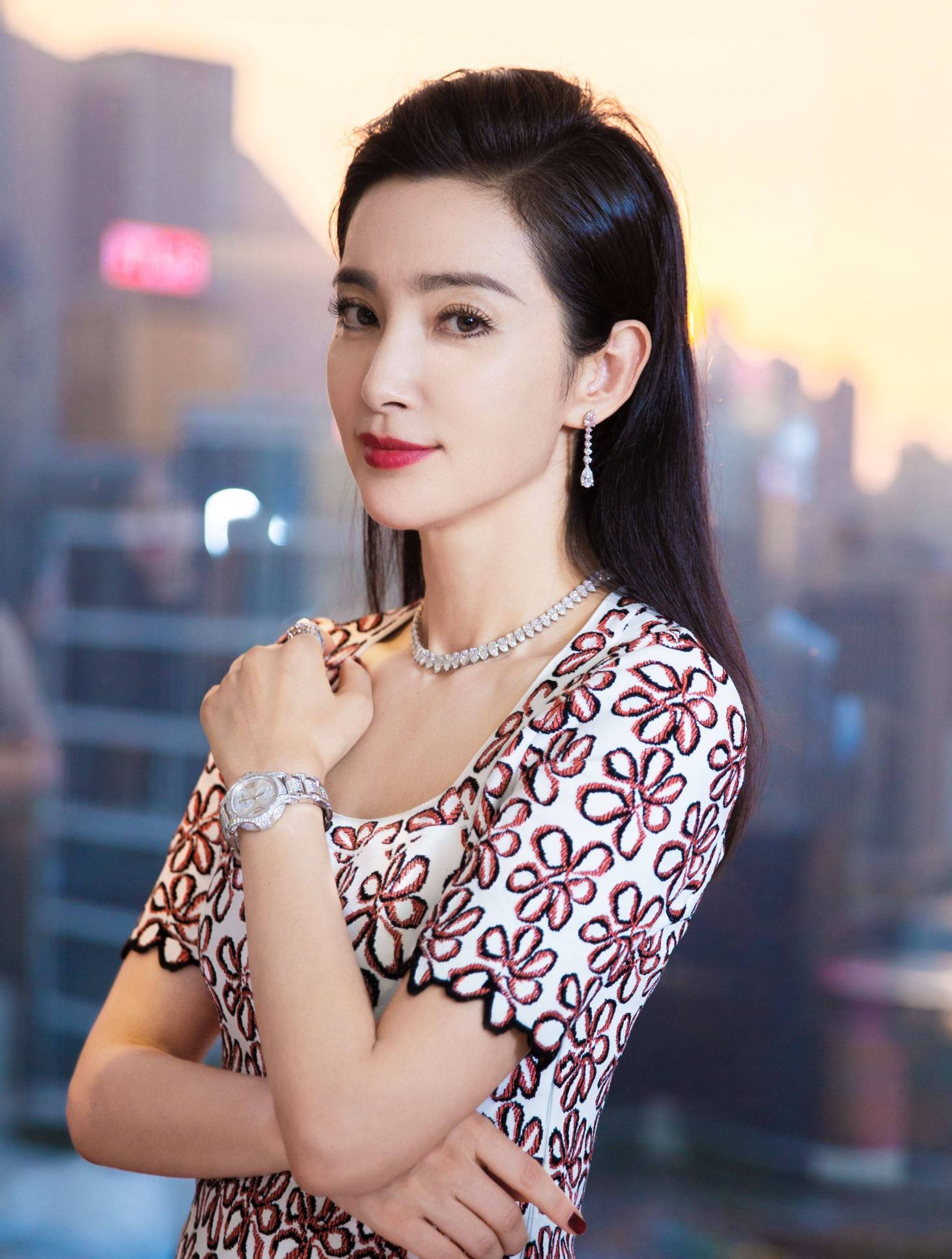 "顶流大花"李冰冰:3000万豪车住7000万豪宅,一部戏赚8000万5-度小视