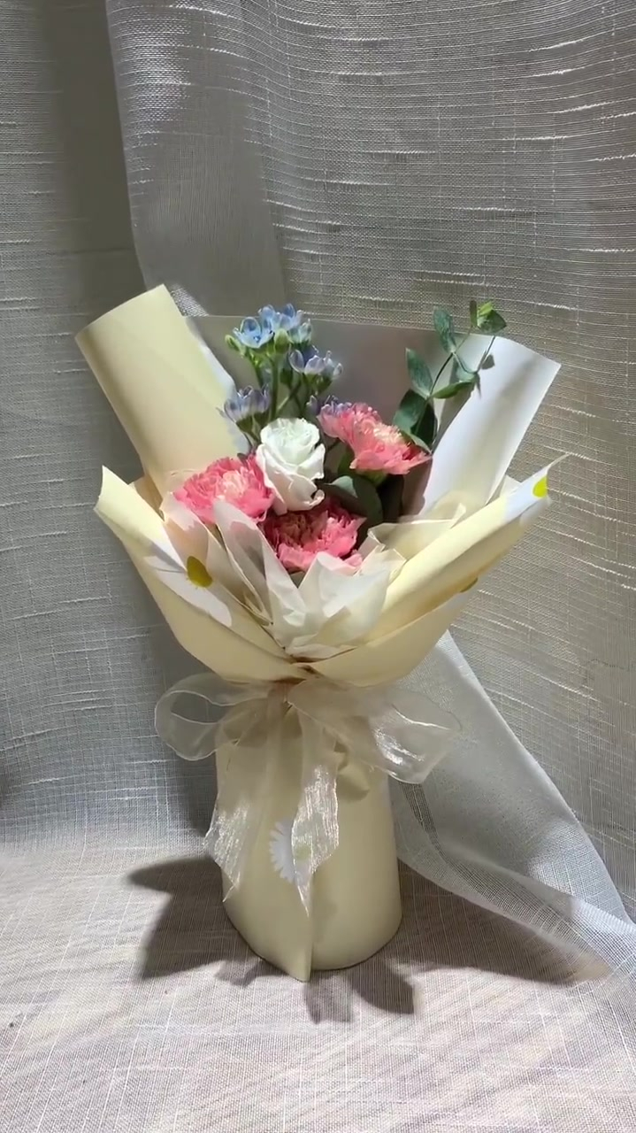 3朵康乃馨小花束包装教程