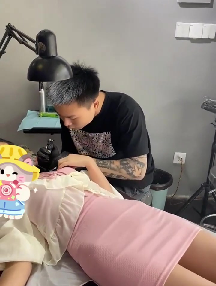 性感美女锁骨纹身,穿着性感,让纹身师怎么聚精会神的工作