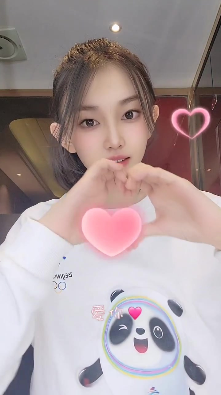 宋小睿对着镜头比心我竟然心动了不嫌时间长能等她几年