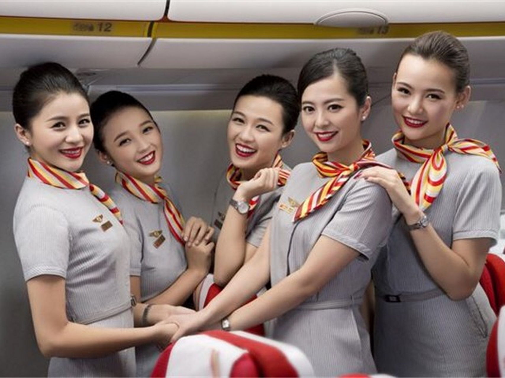 美国空姐和中国空姐对比:网友说,怪不得中国航空公司天天说亏损,人家