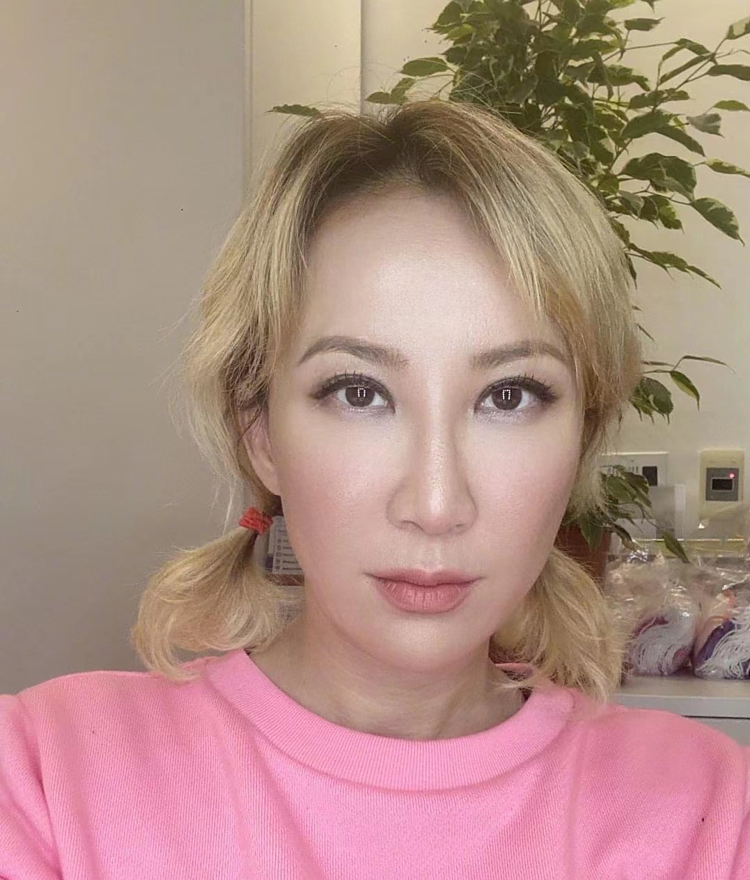 李玟晒素颜照称在隔离中,无惧网友议论,她不觉得自己是美女