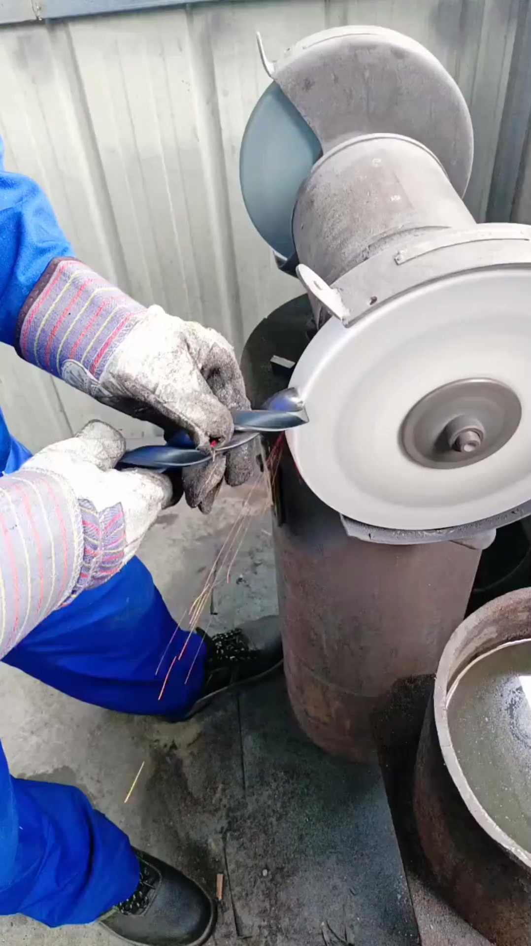 厂里的老师傅,手工打磨高精度钻头,月薪十万不是没道理!