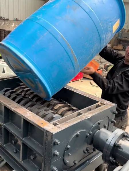 大蓝桶粉碎 大蓝桶撕碎机 汽车油箱撕碎机 塑料撕碎机 撕碎机-度小视